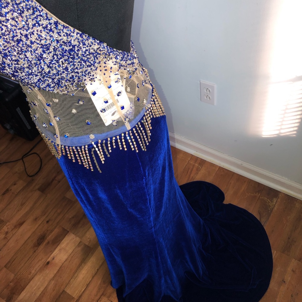 Prom dress. - Picture 2 of 3